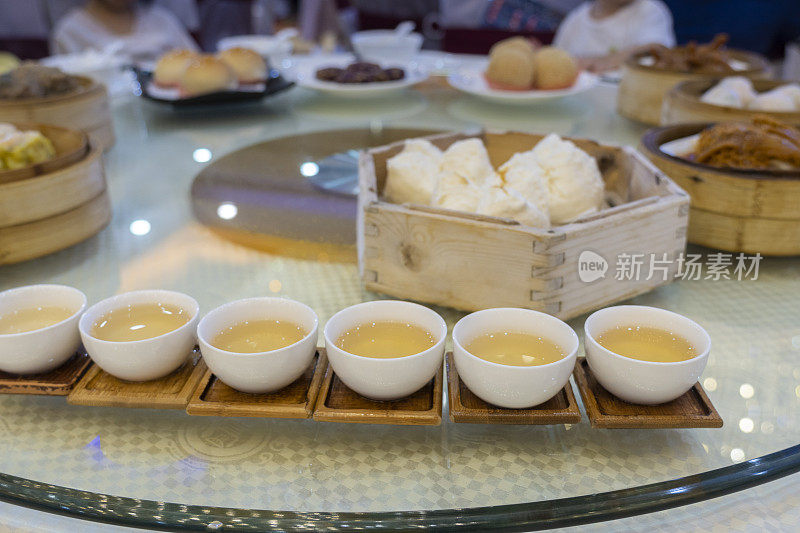 餐厅餐桌上的广东dum sum和茶杯的特写